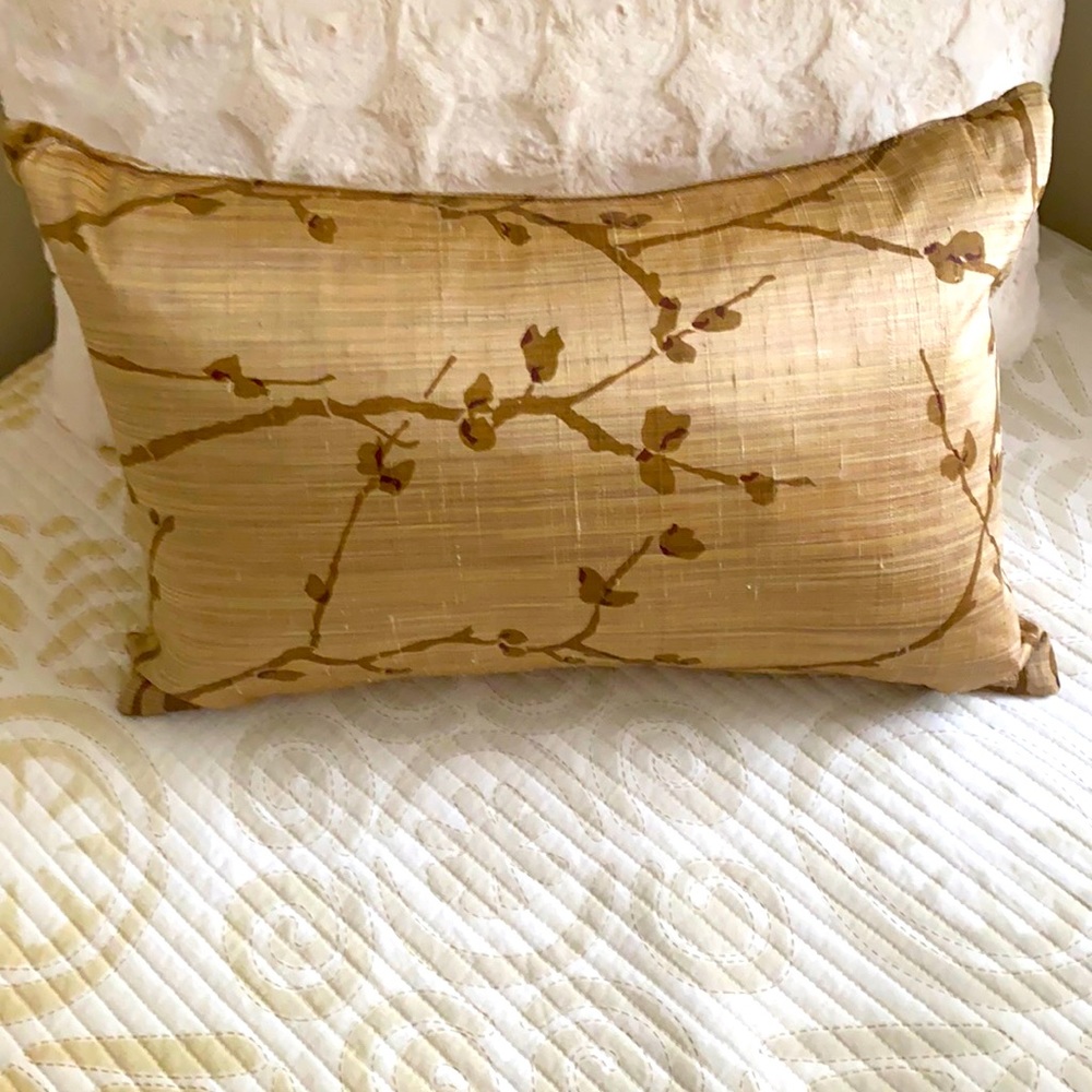 Beautiful throw pillow. Good  condition 😊